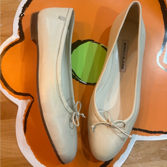 Manolo Blahnik Cream Leather Ballet Flats with Bow Accent - Picture 11 of 13